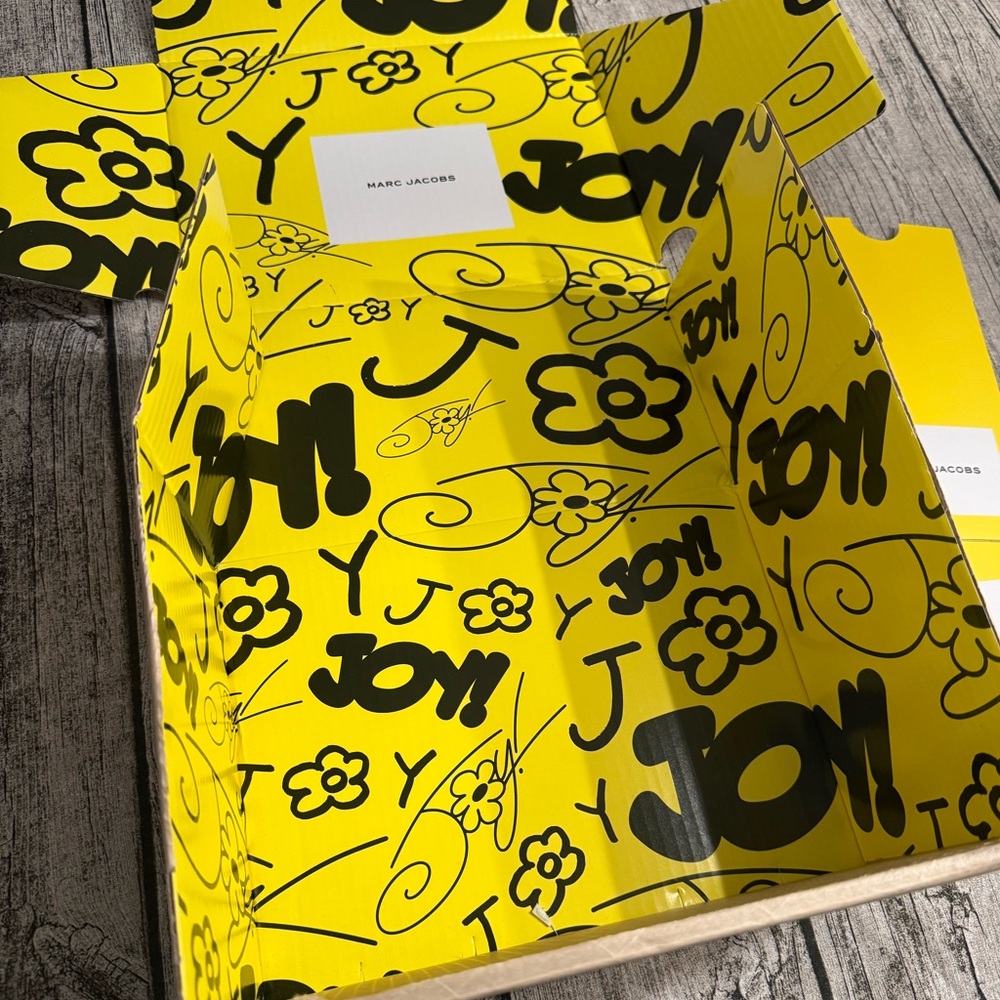 Marc Jacobs gift box/shipping box. - Picture 10 of 13